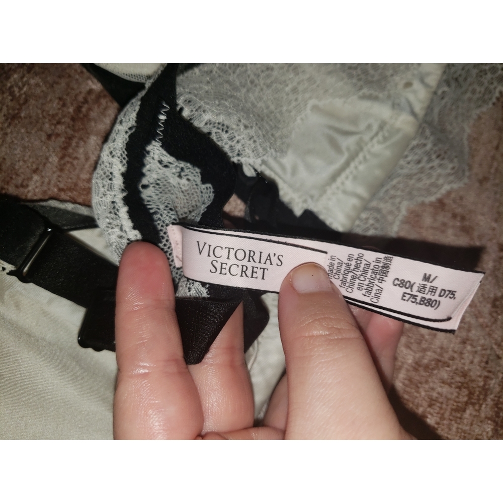 Victoria's Secret Scalloped Lace Bralette - Picture 3 of 3